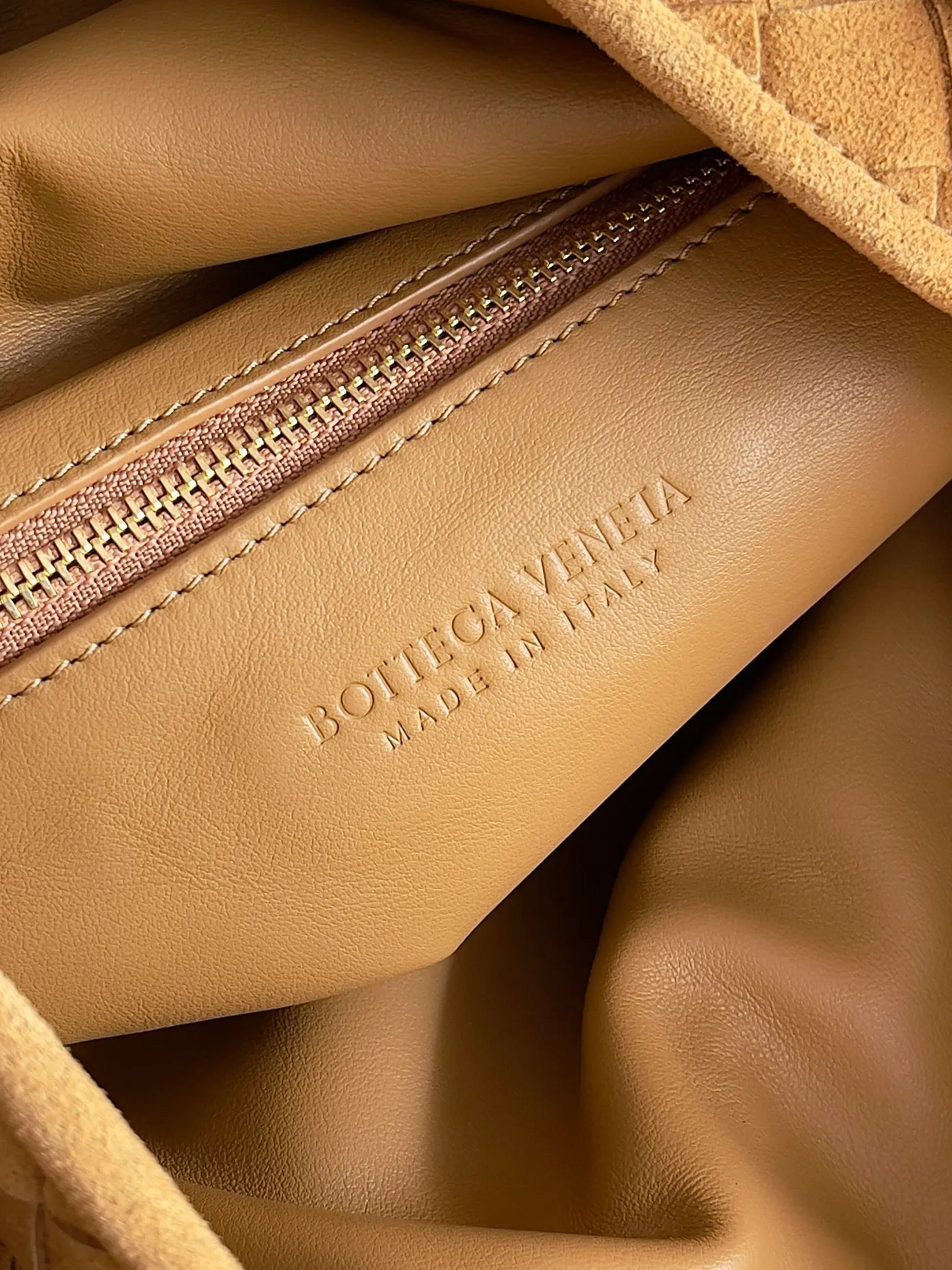 Batch 2160 Recently, I seem to be obsessed with this bag from BV~ The new Hop is really not too beautiful. The whole bag has no seams. The bag body and handles are made of one piece of leather. It embodies the style and essence of Bottega Veneta. It truly represents craftsmanship and creativity. The large size has a very loose and lazy upper body. Big bag lovers will definitely not regret buying it. Style number: 763970 Size: 53*24*13